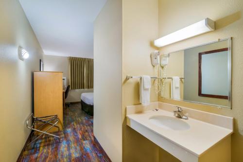 法戈Americas Best Value Inn Fargo的一间带水槽和镜子的浴室