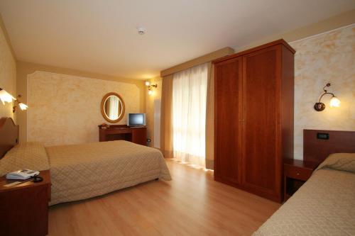 瓦托内切达玛比安卡酒店的酒店客房,设有两张床和镜子