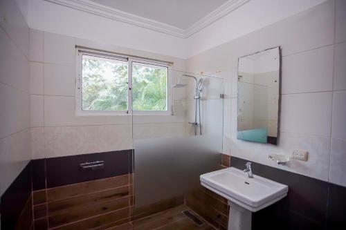 ParaísoImpresionante villa con piscina Metro Country Club的一间带水槽、淋浴和镜子的浴室