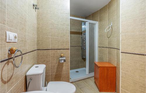 托雷斯Cozy Home In Torres With Kitchenette的一间带卫生间和淋浴的浴室