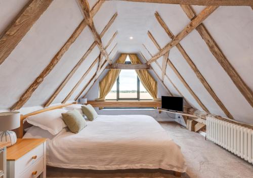 HarksteadSparrows Nest的一间卧室设有一张床和一个窗口