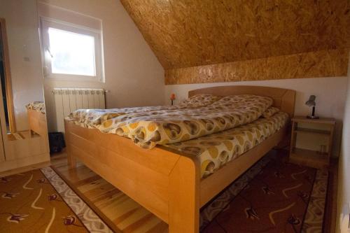 扎布利亚克快乐旅馆的一间带床的卧室,位于带窗户的房间内