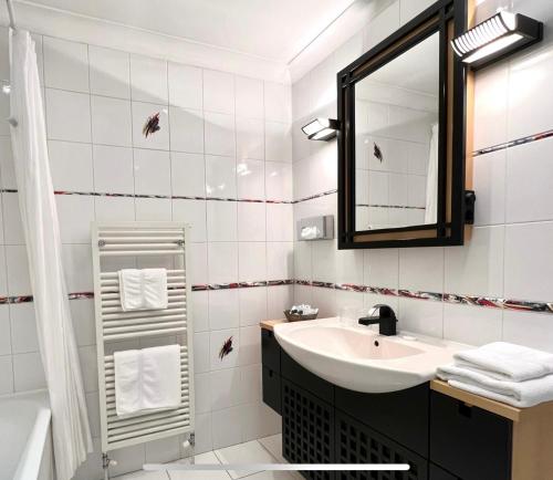 道格拉斯Promenade House的白色的浴室设有水槽和镜子