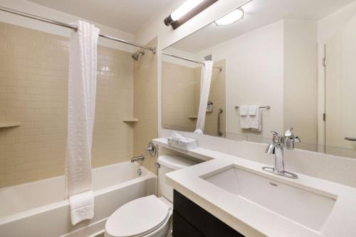 汉普顿Sonesta Simply Suites Hampton的浴室配有盥洗盆、卫生间和浴缸。