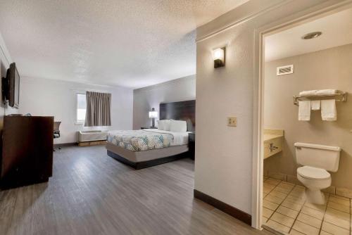 巴特尔斯维尔Motel 6 - Bartlesville, OK的酒店客房设有一张床和一个卫生间。