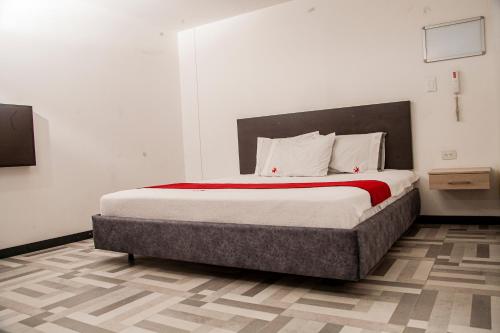 帕斯托Hotel Star Pasto的卧室配有一张带白色墙壁的大床