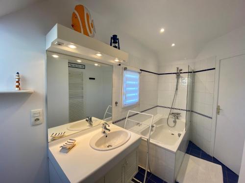 拉理查戴斯德拉兰斯公寓的白色的浴室设有两个盥洗盆和镜子