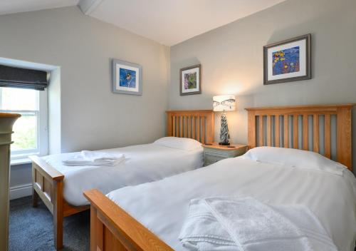 兰贝德罗格2 Bryn Hyfryd的一间卧室设有两张床和窗户。