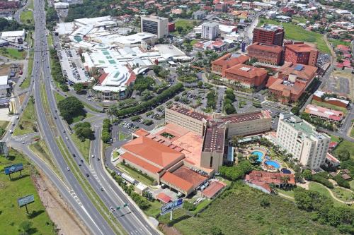圣何塞InterContinental Costa Rica at Multiplaza Mall, an IHG Hotel的城市的顶部景观,高速公路