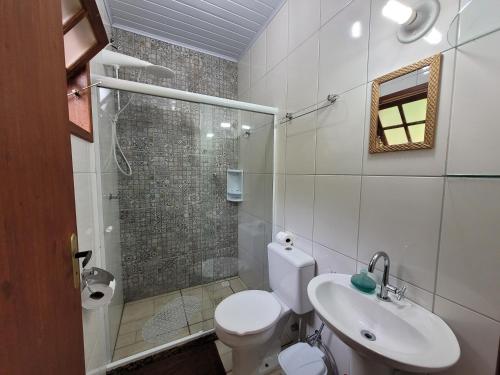 卢米亚Chalé Paraíso Fazendinha Cachoeira Pet Friendly的浴室配有卫生间、盥洗盆和淋浴。