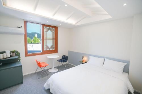全州市HotelArrive Jeonju Sihwayeonpung的卧室配有白色的床和窗户。