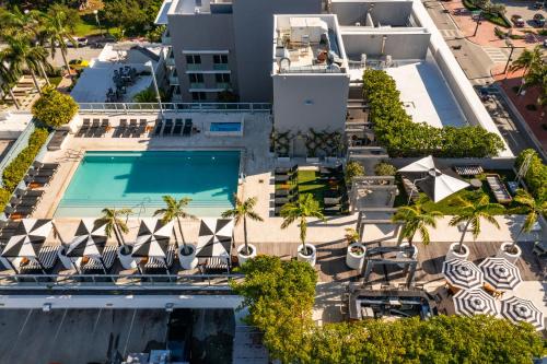 迈阿密海滩博兰南滩酒店的享有度假村游泳池的空中景致
