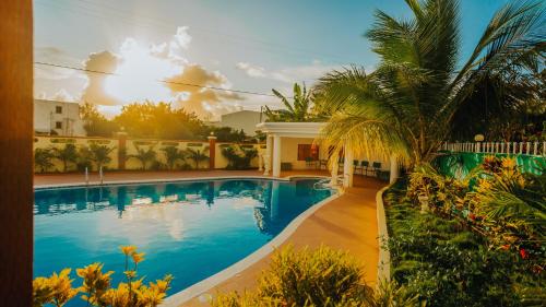 加拉班国都酒店的房屋前的游泳池