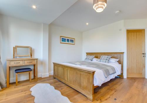 ParkmillBryn Y Mor的一间卧室配有一张床、一张书桌和一台电视