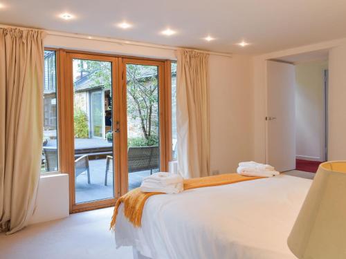 LoanheadTigh Nam Muc的一间卧室设有一张床和一个滑动玻璃门