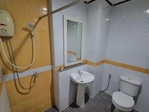 北冲Rimtarn Hotel Pakchong的浴室配有卫生间、盥洗盆和淋浴。