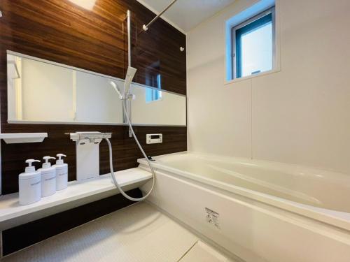 东京SALON渋谷5B的带浴缸和盥洗盆的浴室