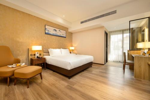 龟山乡悦徕馆-林口馆的配有一张床和一张书桌的酒店客房