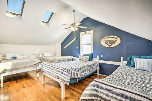 大西洋城Idyllic Atlantic City Home - 1 Block to Beach的一间卧室配有两张床和吊扇