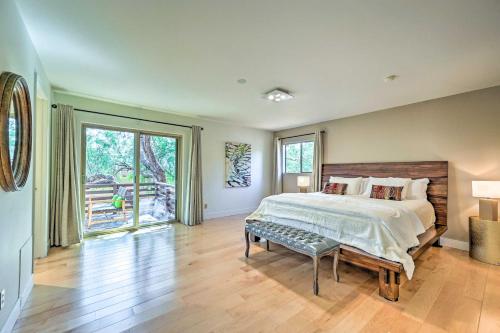 塞多纳Scenic Sedona Duplex - Cathedral Rock Views!的一间卧室设有一张大床和一个大窗户