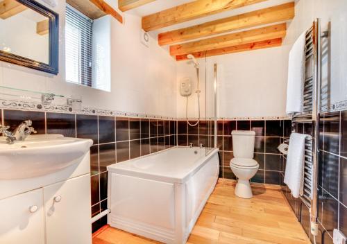 哈佛威斯特Primrose Cottage的浴室配有白色浴缸和卫生间。