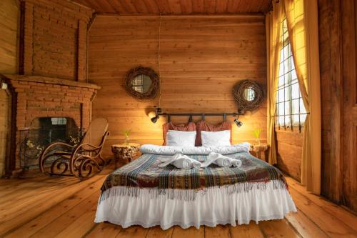 OzurgetʼiMenabde Winery的木制客房内的一间卧室,配有一张床