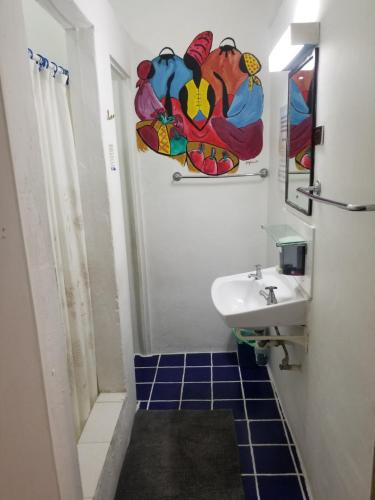 基督教堂市Rio Guesthouses的一间带水槽、卫生间和镜子的浴室