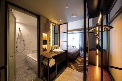 东京SHIBUYA STREAM HOTEL formerly Shibuya Stream Excel Hotel Tokyu的一间带水槽、浴缸和淋浴的浴室