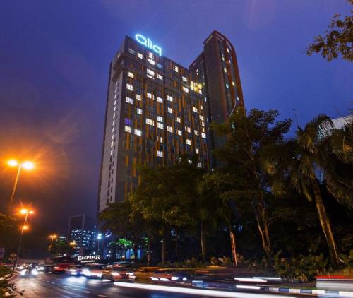 八打灵再也Qliq Damansara Hotel的一座高大的建筑,上面有 ⁇ 虹灯标志