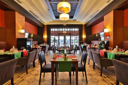 凯麦尔Crystal De Luxe Resort & Spa - All Inclusive的一间在房间内配有桌椅的餐厅