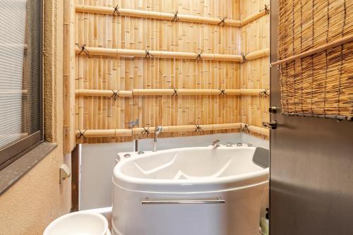奈良Residence Ferie Nara station的一间带卫生间和水槽的浴室