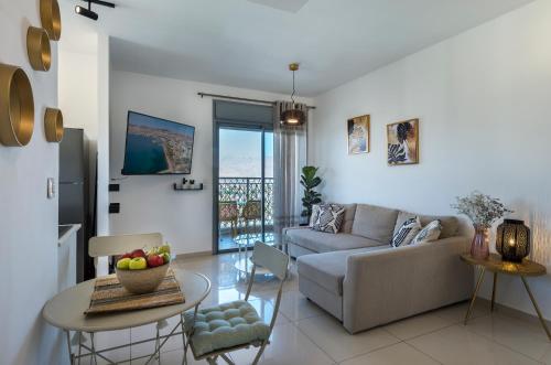 埃拉特מלוני דירות נופש אילת - Melony Apartments Eilat的客厅配有沙发和桌子