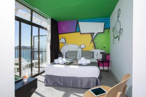 贝尼多姆Casual Pop Art Benidorm的一间卧室设有一张床和一个阳台