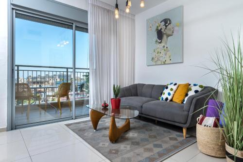 埃拉特מלוני דירות נופש אילת - Melony Apartments Eilat的客厅配有沙发和桌子