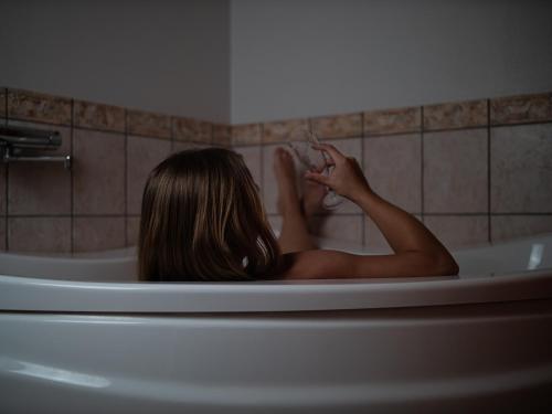 布勒鲁普索伽登布鲁普酒店的女人坐在浴缸里