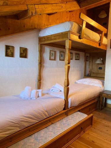 摩德纳迪-坎皮格里奥Appartamento Laura的带木天花板的客房设有两张双层床。