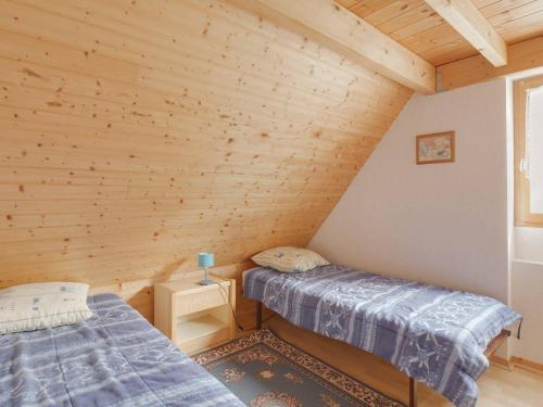 吕兹-圣索沃尔Maison Luz-Saint-Sauveur, 3 pièces, 4 personnes - FR-1-402-40的木墙客房的两张床