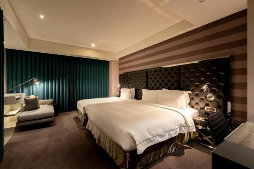 高雄喜达丝饭店的酒店客房带一张大床和一把椅子