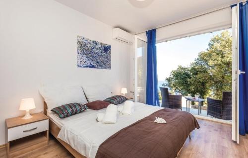 ZagorjeGorgeous sea-view VillaSol with pool & BBQ的一间卧室设有一张大床和一个大窗户