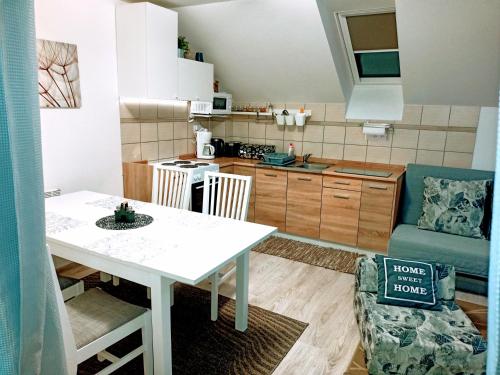 特尔乔夫Apartmán Romanna的厨房以及带桌子和沙发的客厅。