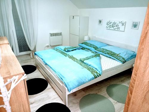 特尔乔夫Apartmán Romanna的一间卧室配有一张带蓝色床单的大床