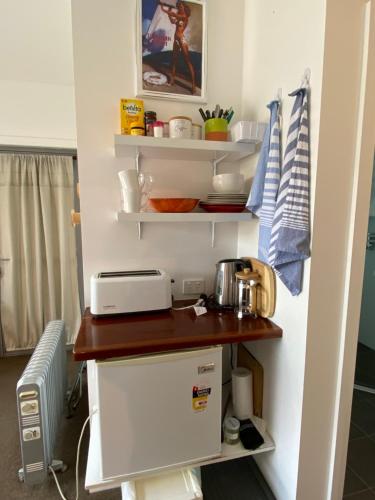 阿勒达拉夫妻宁静度假屋的一间带柜台和冰箱的小厨房