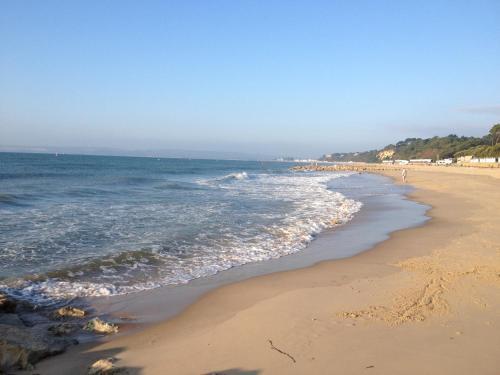 浦耳格洛菲尔德庄园酒店的一片与大海相望的海滩,人们在海滩上漫步
