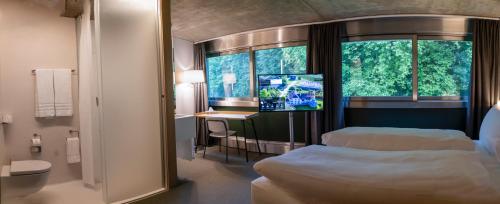 穆尔滕Centre Loewenberg的酒店客房设有两张床和电视。
