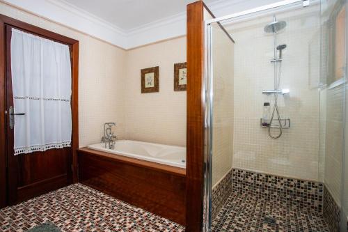 圣巴尔托洛梅Casa Lola Lanzarote piscina climatizada y wifi free的设有带浴缸和淋浴的浴室。
