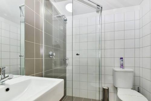 阿德莱德Light & Airy 3 Bd CBD Apt: BalconyTramWifi/Parking的带淋浴、卫生间和盥洗盆的浴室