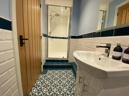 安布尔Harbour Inn的一间带水槽和淋浴的浴室