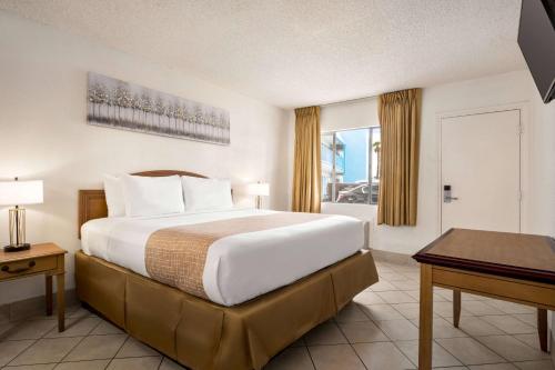 拉斯维加斯拉斯维加斯北大道旅馆的酒店客房设有一张大床和一张书桌。