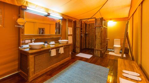 坎哈Bagh Villas I Kanha的浴室设有2个水槽和镜子