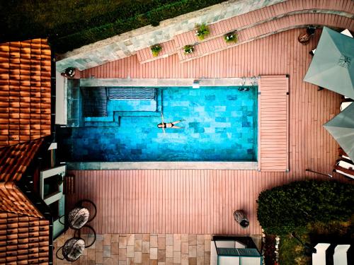 梅扎纳萨尔瓦多里酒店的游泳池的顶部景色,有人游泳